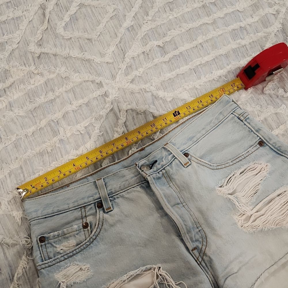 Light wash, button fly high waist Levi's jean shorts size 28! - Picture 8 of 13